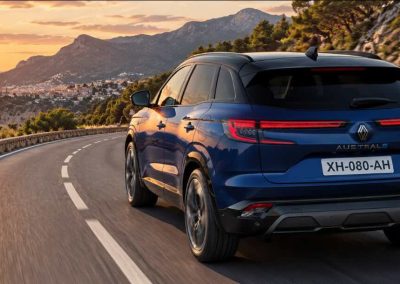 Renault Austral sur la route cotiere au coucher du soleil fix